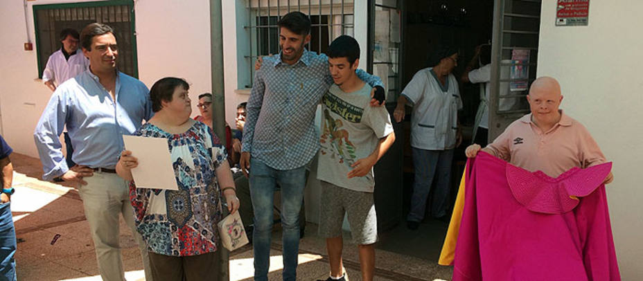 Alejandro Talavante, junto a José María Garzón, en su visita al Centro de Discapacidad Intelectual APADIS. LDF