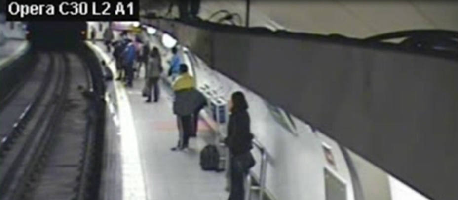 Imágenes de las cámaras de seguridad del Metro de Madrid durante el suceso. EFE
