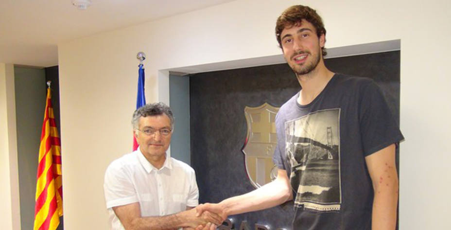 Tomic, firmando su nuevo contrato con el Barcelona. (www.fcbarcelona.cat)