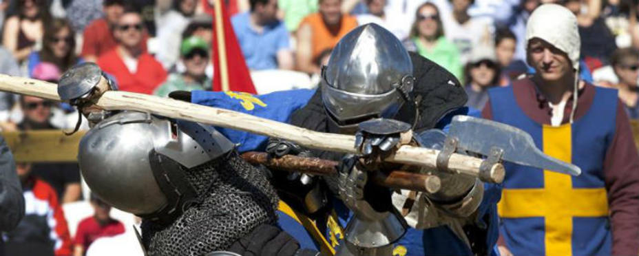 Luchadores medievales en acción en el castillo de Belmonte. EFE
