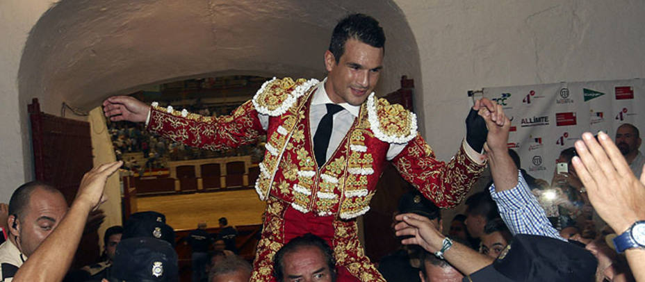 José María Manzanares saliendo a hombros de la plaza de Almería. EFE