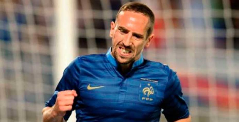 Si Franck Ribery es convocado a la selección francesa y se niega a jugar, será suspendido por tres partidos.