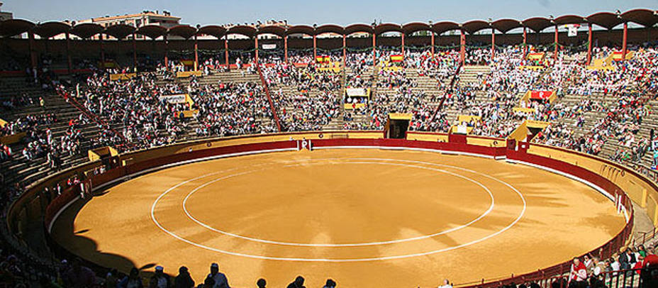 La plaza de toros de Burgos podrá finalmente celebrar su feria taurina este 2013. ARCHIVO