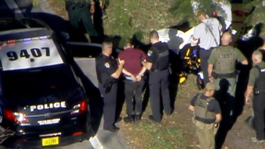 Identifican al autor del tiroteo en Florida como un exalumno del instituto
