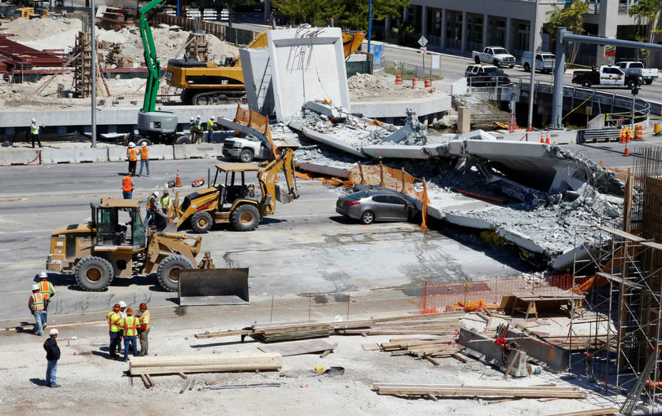 Varios vehículos debajo del puente peatonal que se derrumbó en Miami.