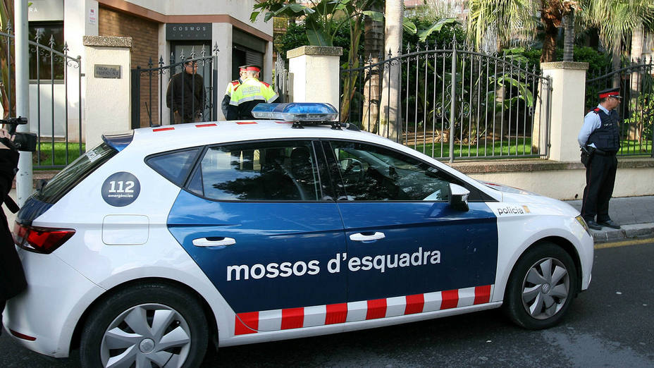 Un vehículo de los Mossos dEsquadra junto a la vivienda de Tarragona