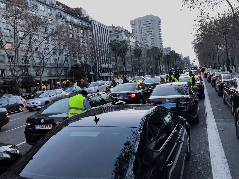 Los VTC mantienen su concentración en la avenida Diagonal de Barcelona
