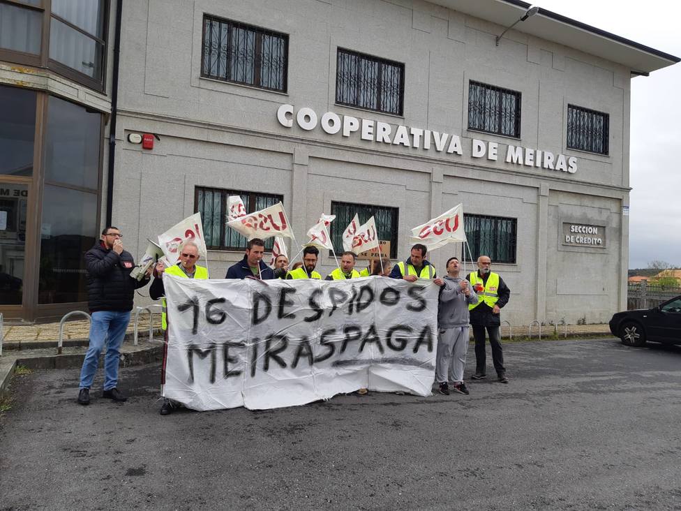 Trabajadores de Copagro concentrados ante la Cooperativa de Meirás