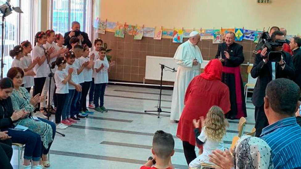 Los niños del centro de refugiados de Vrazhdebna hacen un canto de bienvenida al Papa Francisco