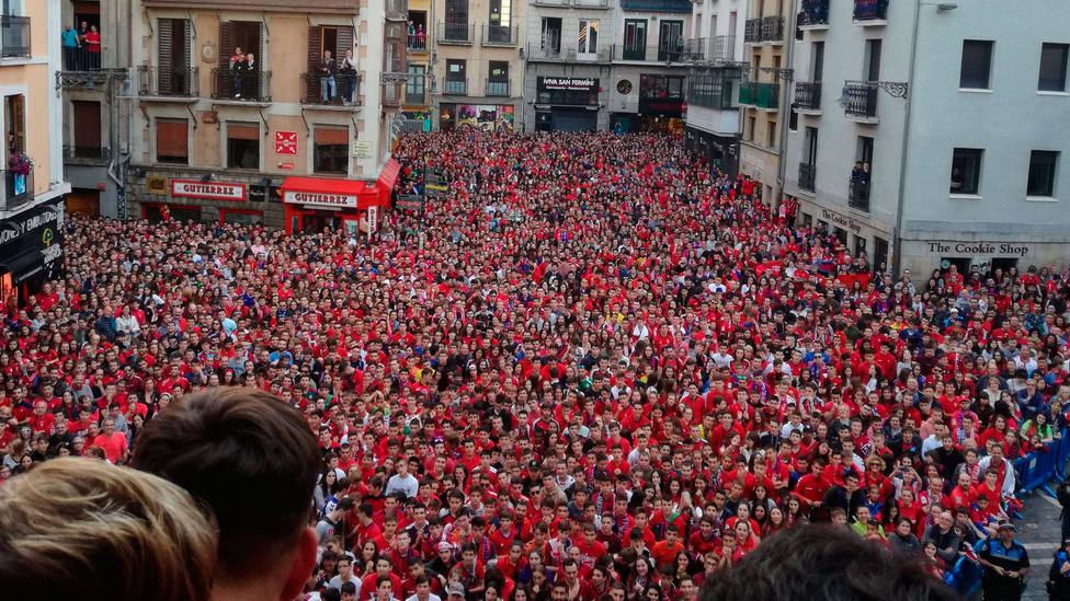 La Plaza del Ayuntamiento de Pamplona, llena de aficionados de Osasuna este martes (FOTO: @CAOsasuna)