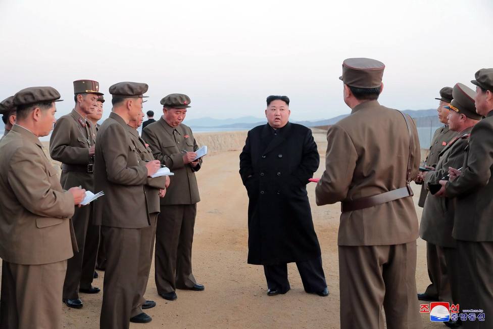 Kim Jong Un supervisa una nueva prueba con un lanzador de cohetes guiados de gran calibre