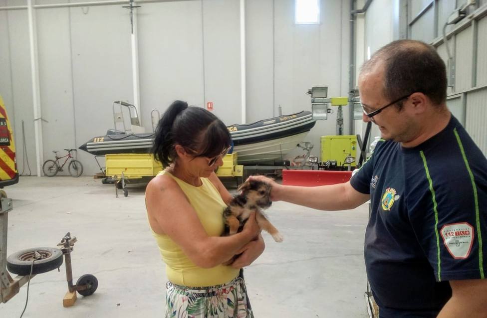 La Policía Local de Lorca rescata a un perro arrojado a un contenedor soterrado del Barrio de San Cristóbal