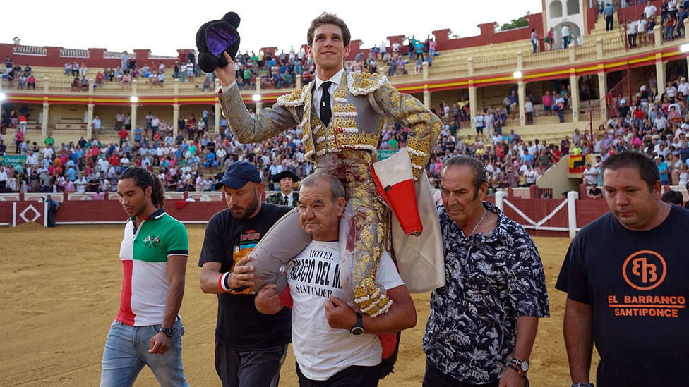 Ginés Marín en su salida a hombros este sábado de la plaza de toros de Cuenca