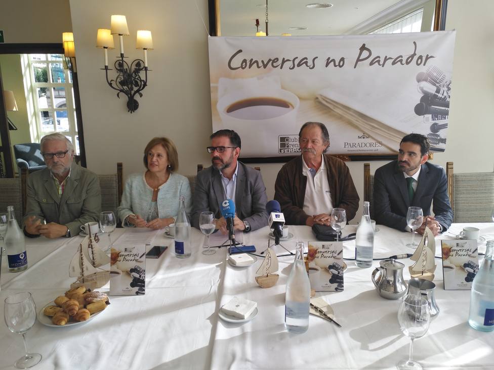 El ciclo Conversas no Parador se retomó con Ángel Mato en el Parador de Turismo de Ferrol