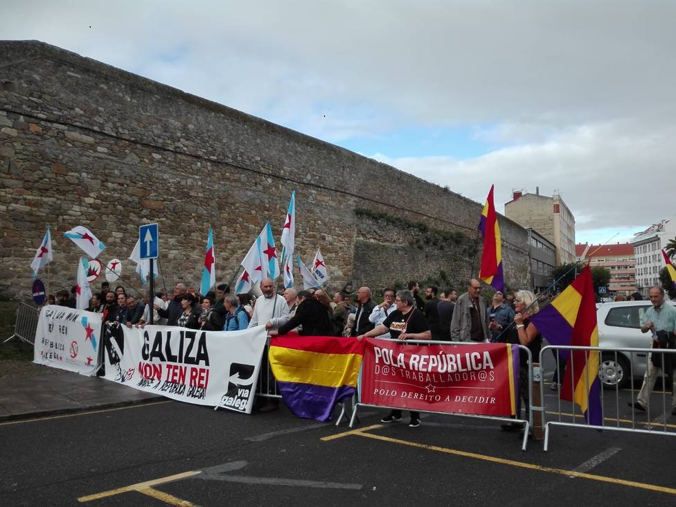 Independentistas gallegos reciben al Rey Felipe VI con banderas republicanas