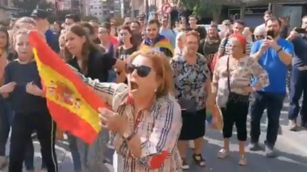 Imágenes de la agresión a una mujer con una bandera española en la manifestación de Tarragona