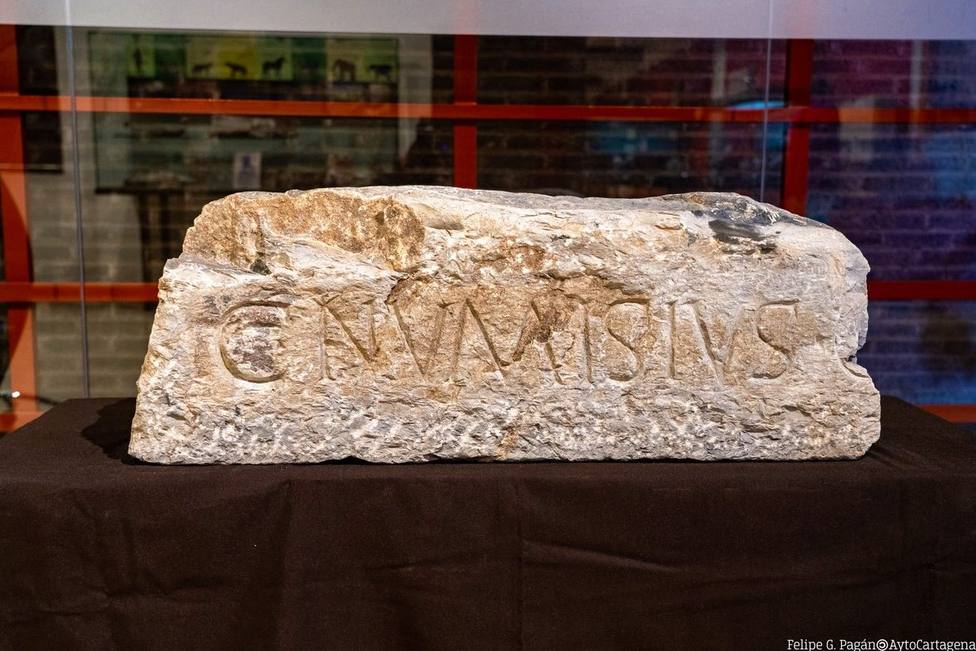 Exponen en el Museo Arqueolígico de Cartagena la lápida romana robada en 2005 en San Ginés de la Jara