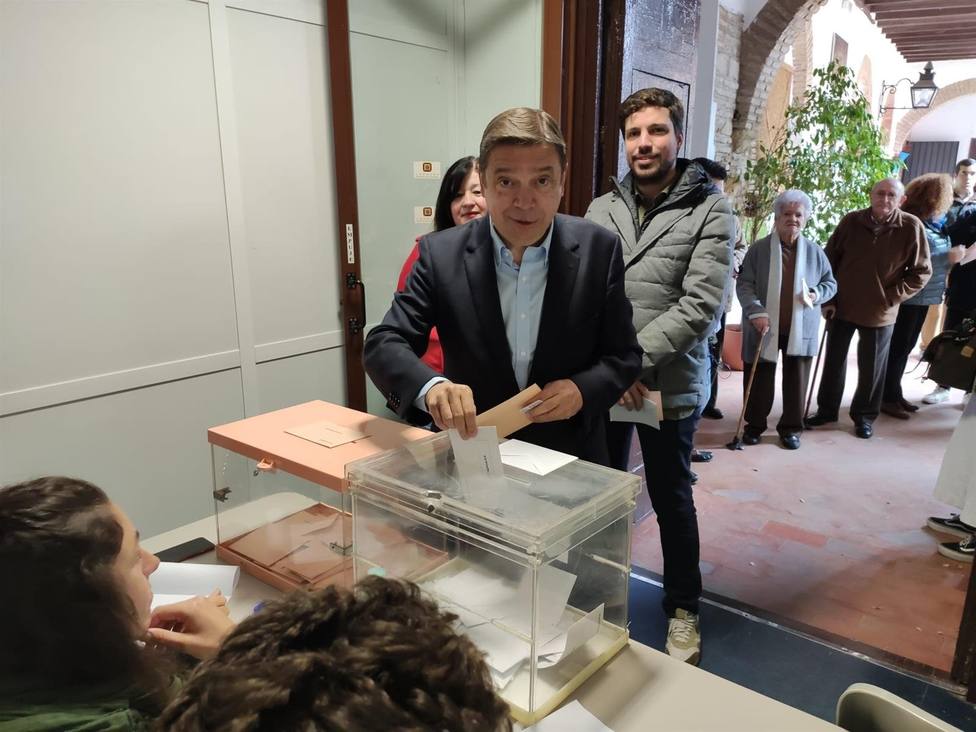 Luis Planas votando en Córdoba