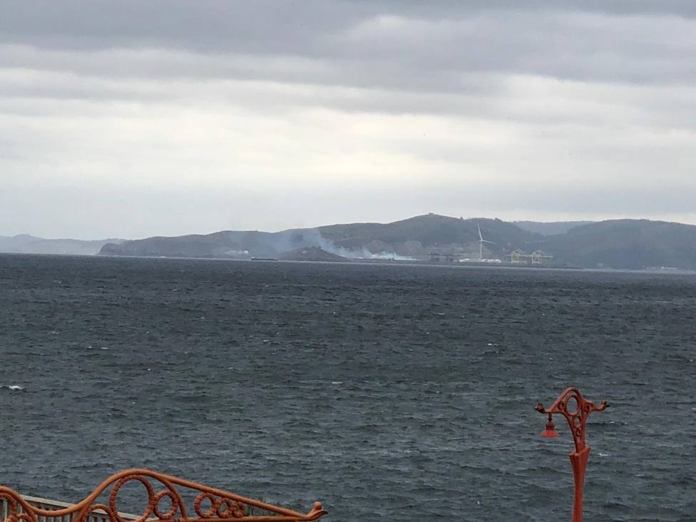 El humo se podía divisar desde la ciudad de A Coruña desde donde se tomó esta fotografía - FOTO: Cedida