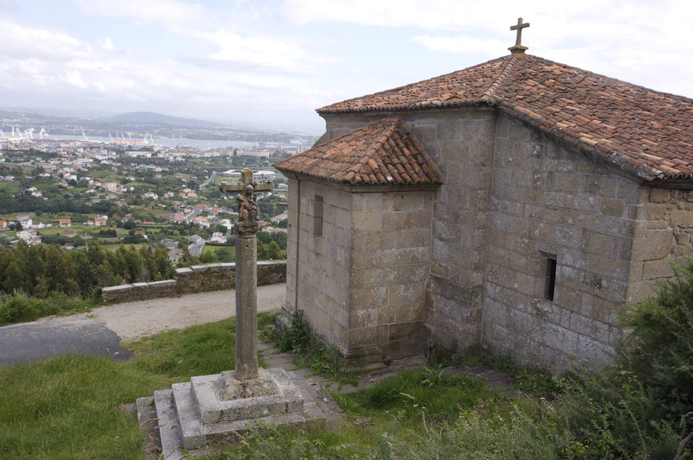 Foto de archivo de la ermita de Chamorro y de su cruceiro - FOTO: Turismo de Ferrol