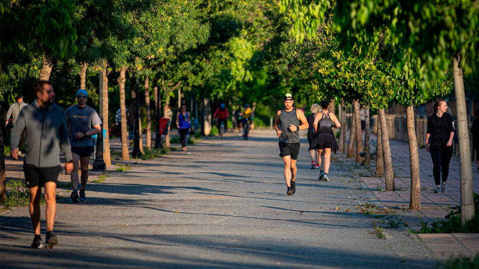 Varios runners practican ejercicio en un parque de Granada al aire libre. CORDONPRESS