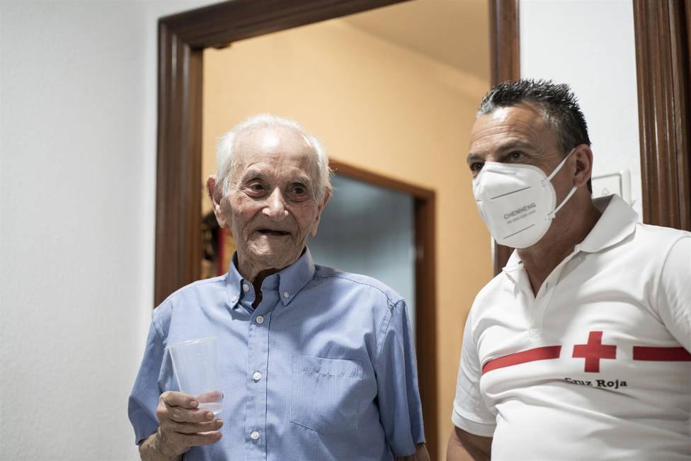 Un cordobés que ha cumplido 100 años en plena pandemia recibe el homenaje de Cruz Roja Córdoba