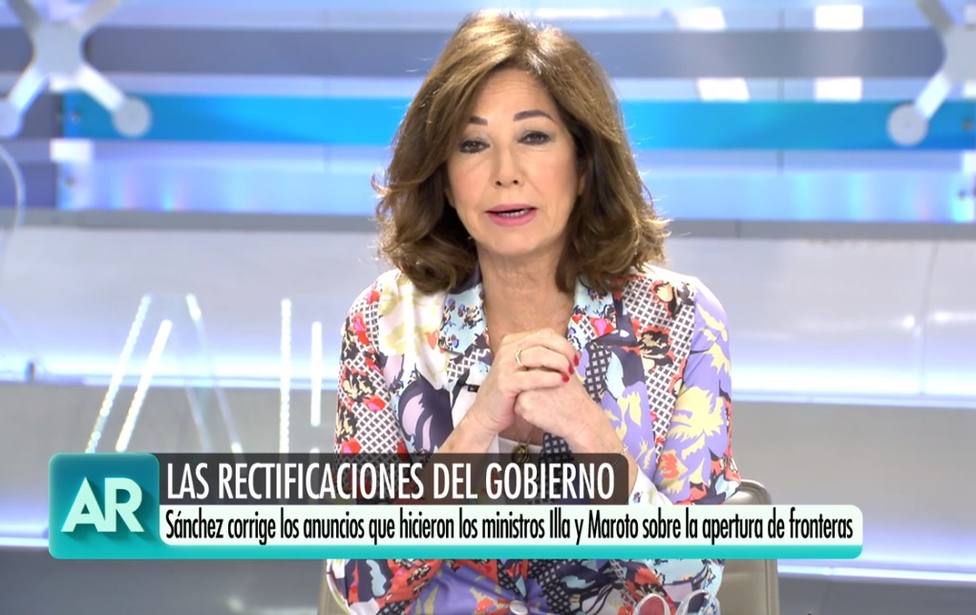 Ana Rosa Quintana advierte a Pedro Sánchez de sus contradicciones con un piropo inesperado