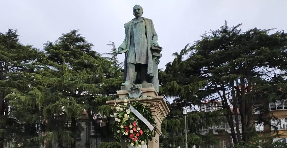 La estatua del Marqués de Amboage con las flores colocadas - FOTO: Cedida