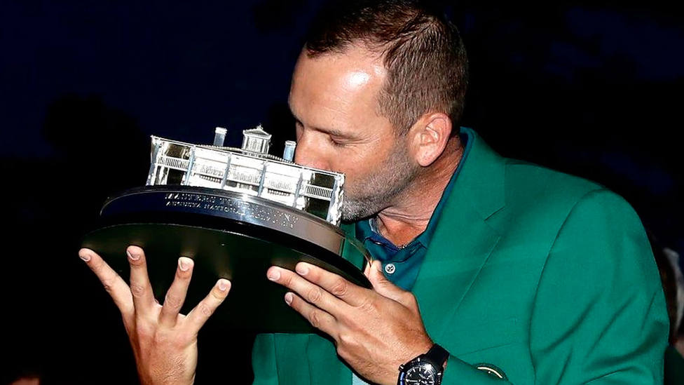 Sergio García besa el trofeo que le acreditó como vencedor de Augusta en 2017
