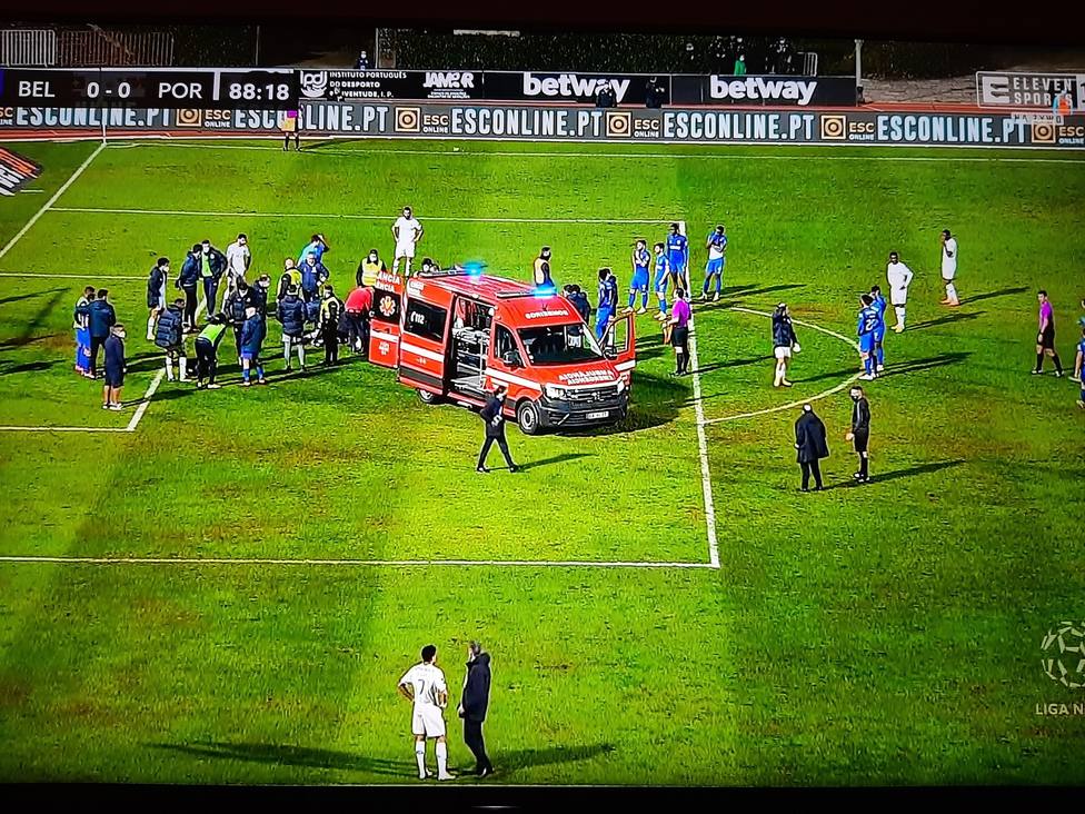Nanu, del Oporto, evacuado del estadio en ambulancia tras un violento choque