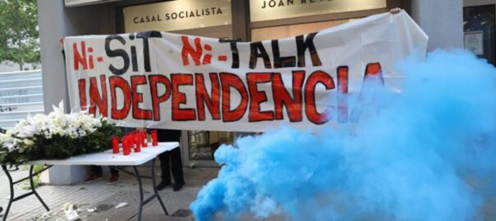 Los independentistas colgaron esta pancarta ante la sede del PSC en Barcelona