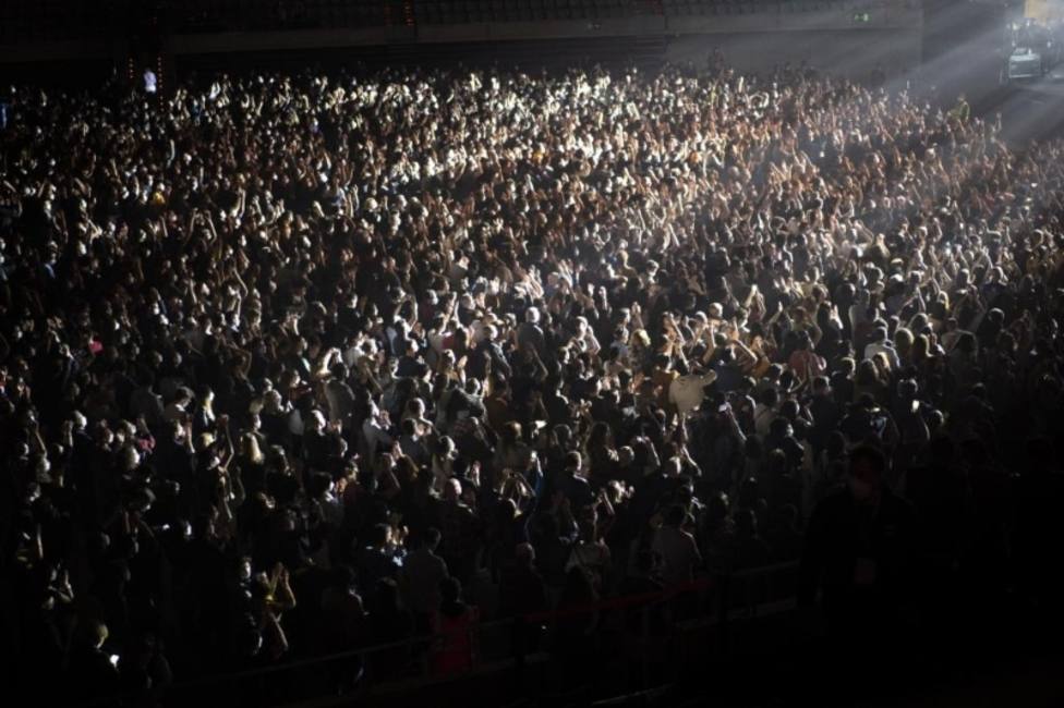 Miles de personas vacunadas celebran su primer concierto en Los Ángeles