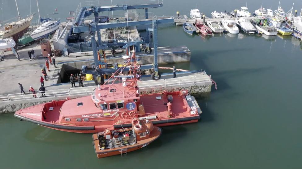 Varias embarcaciones colaboraron en la recuperación - FOTO: Salvamento Marítimo