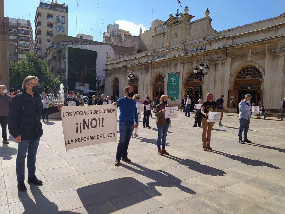 Protestas frente al ayuntamiento contra la reforma de la avenida de Lidón