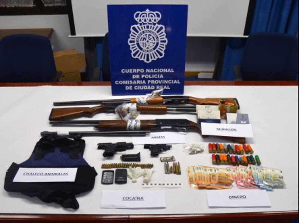 Sucesos.- Dos detenidos en Ciudad Real por tener en una casa heroÃ­na, cocaÃ­na, rebujao y armas listas para su uso