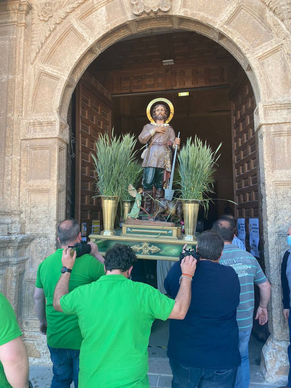San Isidro ingresando en la Iglesia de La Roda