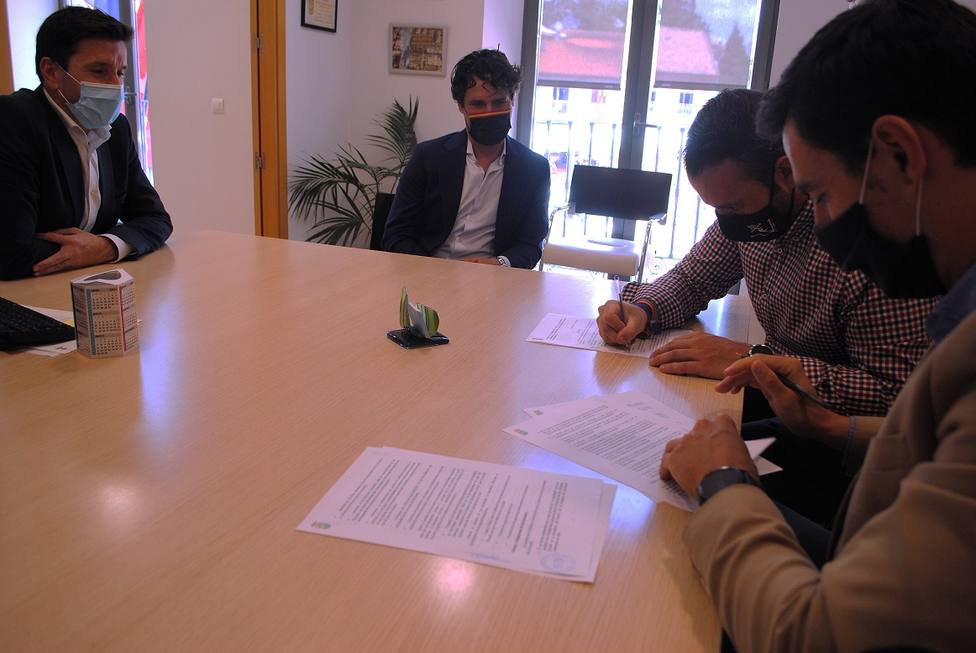 Firma del convenio entre Ayuntamiento y Asociación Cultural Tauromaquia Tradición de Valdemorillo