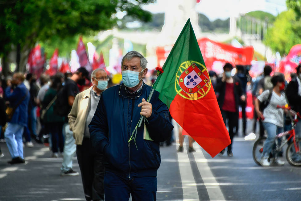 Portugal registra 1.556 contagios en las últimas 24 horas y frena su desescalada