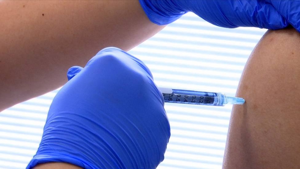 Bruselas cierra un acuerdo con Novavax para adquirir 200 millones de dosis de su futura vacuna