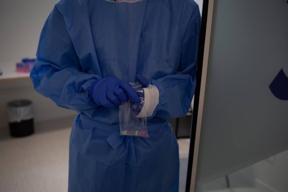 Una profesional sanitaria sostiene muestras de pruebas PCR en Barcelona