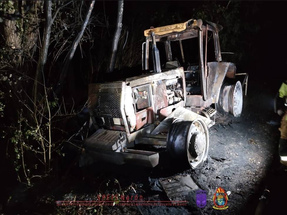 El vehículo forestal quedó calcinado - FOTO: SPEIS Narón
