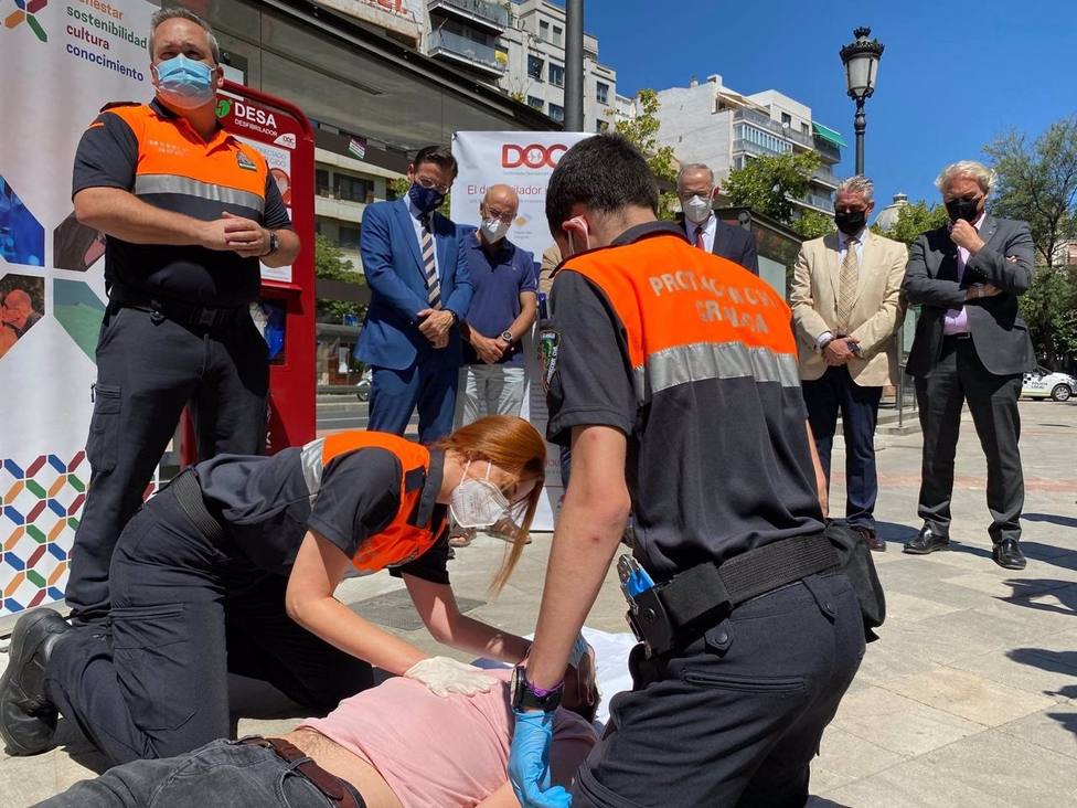 Uno de los desfibriladores instalados en las calles de Granada permite salvar la vida a un ciudadano