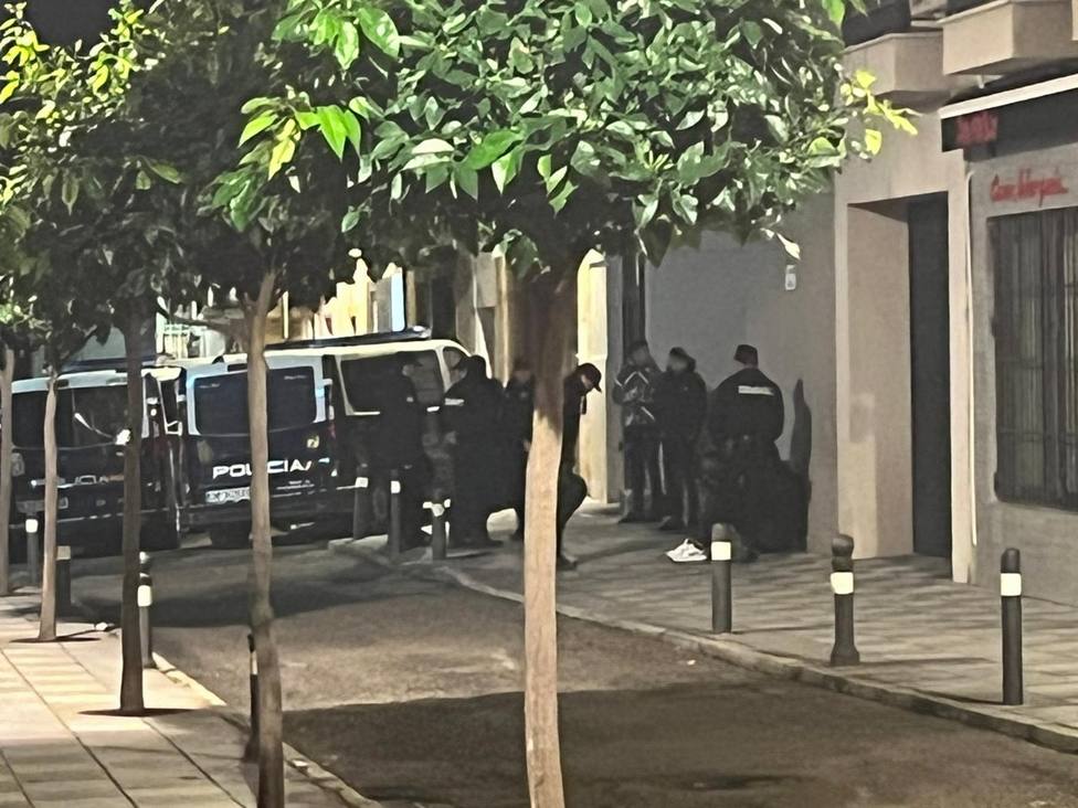 Agentes de la Policía Nacional acuden a la vivienda del asesino del sacristán de La Palma en Algeciras