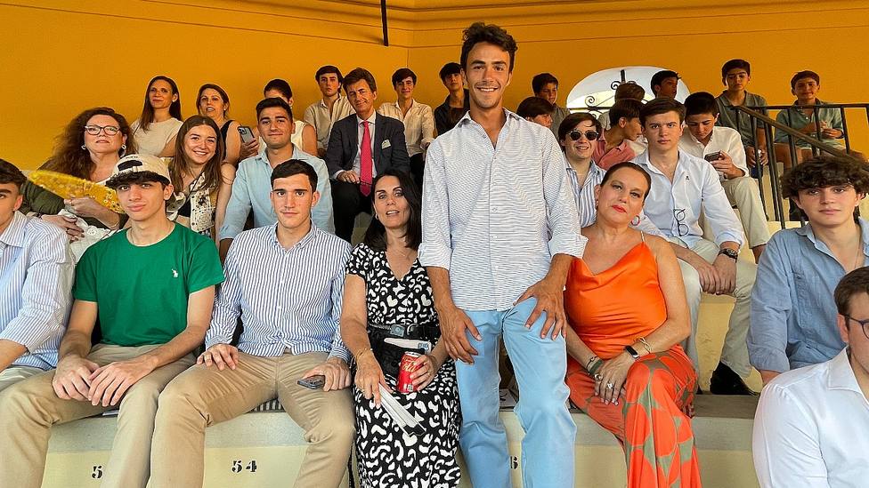 Ruiz Muñoz junto a los estudiantes sevillanos en la novillada de la Real Maestranza