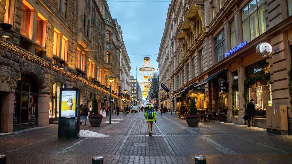 Una persona pasea por una calle del centro de Helsinki