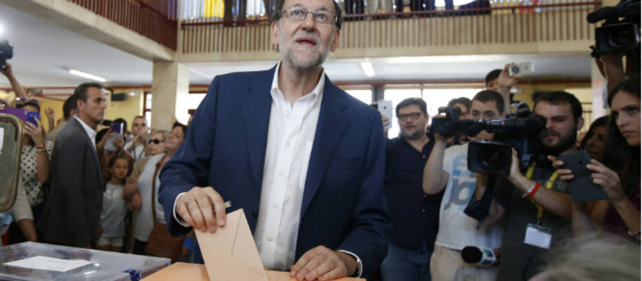 Mariano Rajoy, deposita su voto en una de las urnas del colegio Bernadette de Aravaca, Madrid. EFE