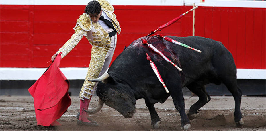 Derechazo de Curro Díaz durante su incomprendida actuación este jueves en la plaza de toros de Bilbao. EFE