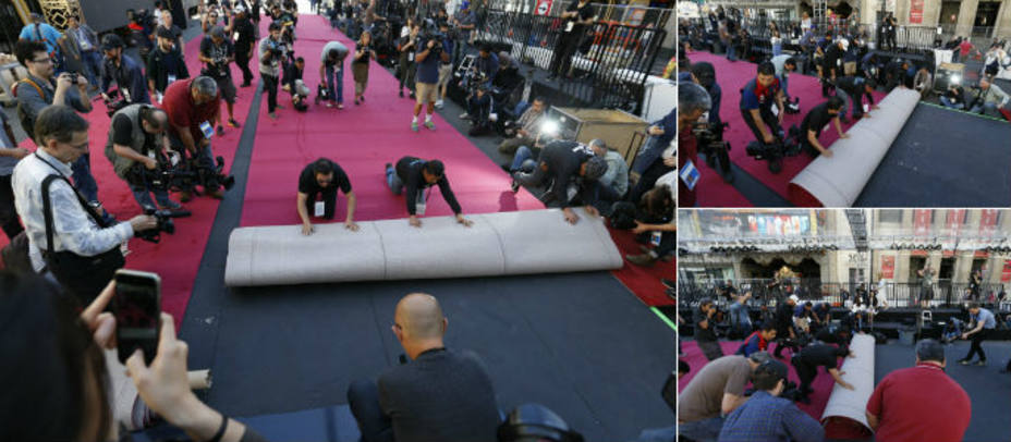 Los operarios colocan la alfombra roja. Reuters