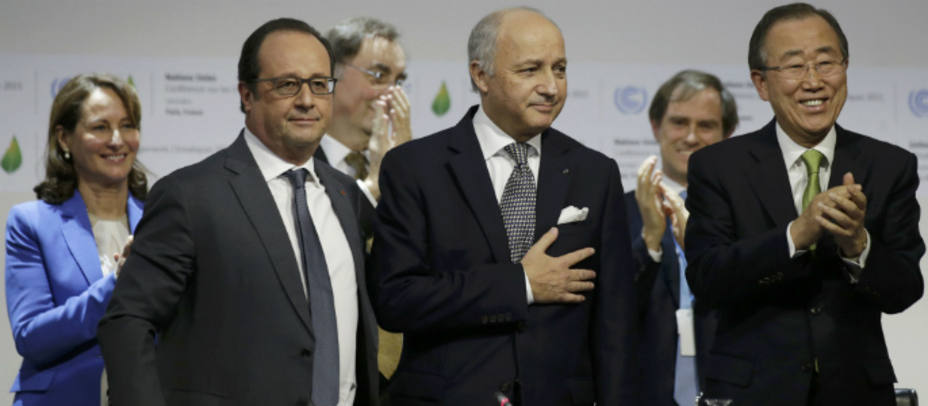 Laurent Fabius, Presidente de la Cumbre COP21, junto al presidente francés François Hollande (i) y el Secretario General de la ONU Ban Ki-moon (d). REUTERS/Philippe Wojazer