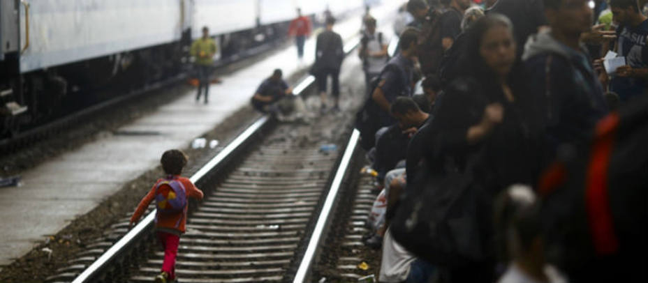 Varios niños en las vías de la estación Keleti. Reuters